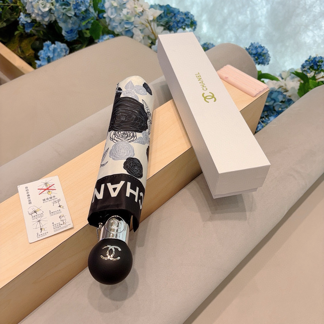  CHANEL（香奈儿）三折自动折叠晴雨伞 集合香奈儿灵魂LOGO为一体的设计风格高雅奢华 带在身上带来
