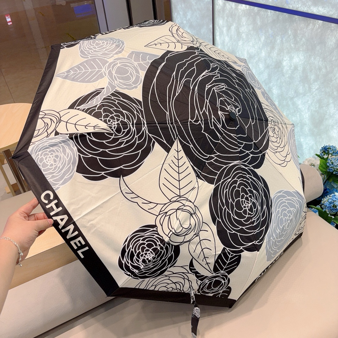  CHANEL（香奈儿）三折自动折叠晴雨伞 集合香奈儿灵魂LOGO为一体的设计风格高雅奢华 带在身上带来