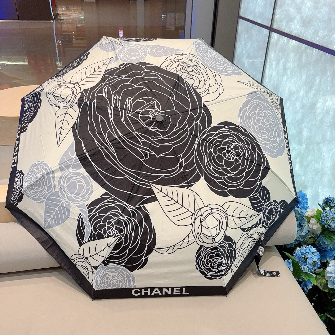  CHANEL（香奈儿）三折自动折叠晴雨伞 集合香奈儿灵魂LOGO为一体的设计风格高雅奢华 带在身上带来