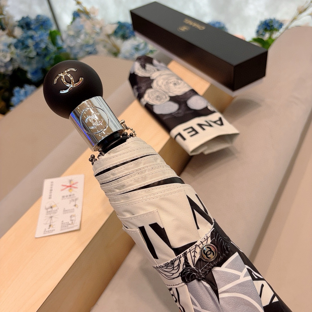  CHANEL（香奈儿）三折自动折叠晴雨伞 集合香奈儿灵魂LOGO为一体的设计风格高雅奢华 带在身上带来