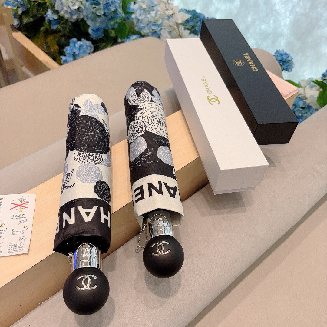  CHANEL（香奈儿）三折自动折叠晴雨伞 集合香奈儿灵魂LOGO为一体的设计风格高雅奢华 带在身上带来