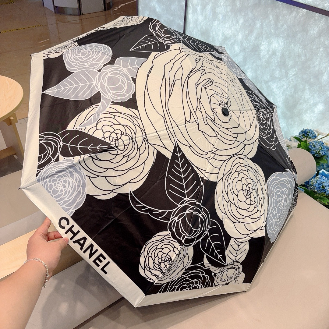  CHANEL（香奈儿）三折自动折叠晴雨伞 集合香奈儿灵魂LOGO为一体的设计风格高雅奢华 带在身上带来