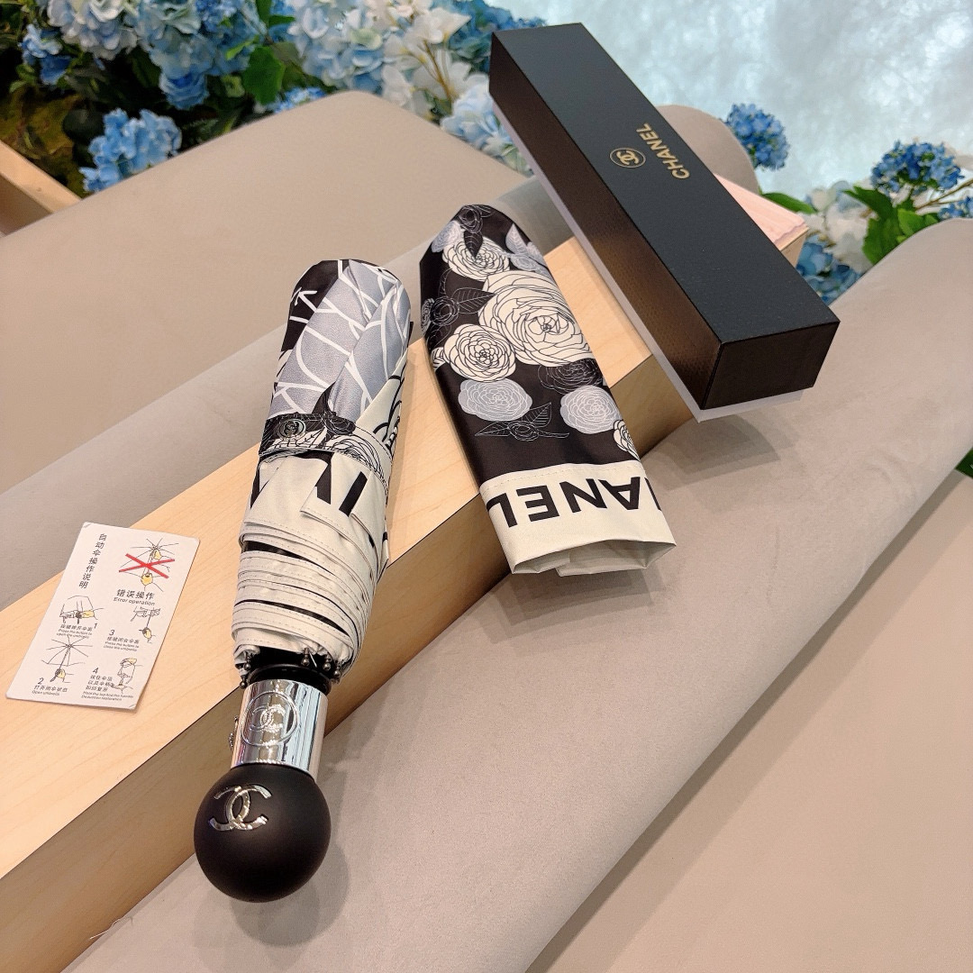  CHANEL（香奈儿）三折自动折叠晴雨伞 集合香奈儿灵魂LOGO为一体的设计风格高雅奢华 带在身上带来