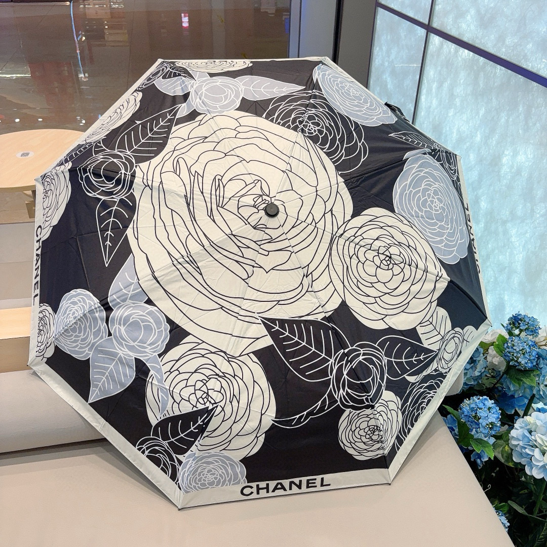  CHANEL（香奈儿）三折自动折叠晴雨伞 集合香奈儿灵魂LOGO为一体的设计风格高雅奢华 带在身上带来