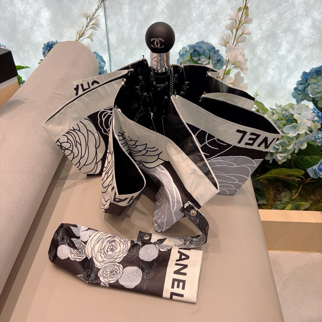  CHANEL（香奈儿）三折自动折叠晴雨伞 集合香奈儿灵魂LOGO为一体的设计风格高雅奢华 带在身上带来