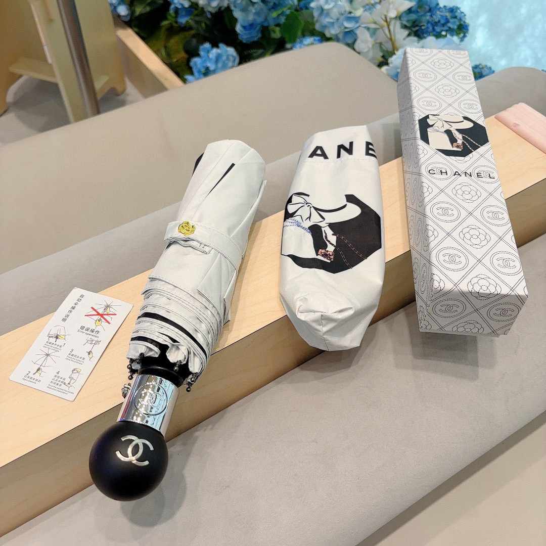  CHANEL（香奈儿）三折自动折叠晴雨伞 集合香奈儿灵魂LOGO为一体的设计风格高雅奢华 带在身上带来