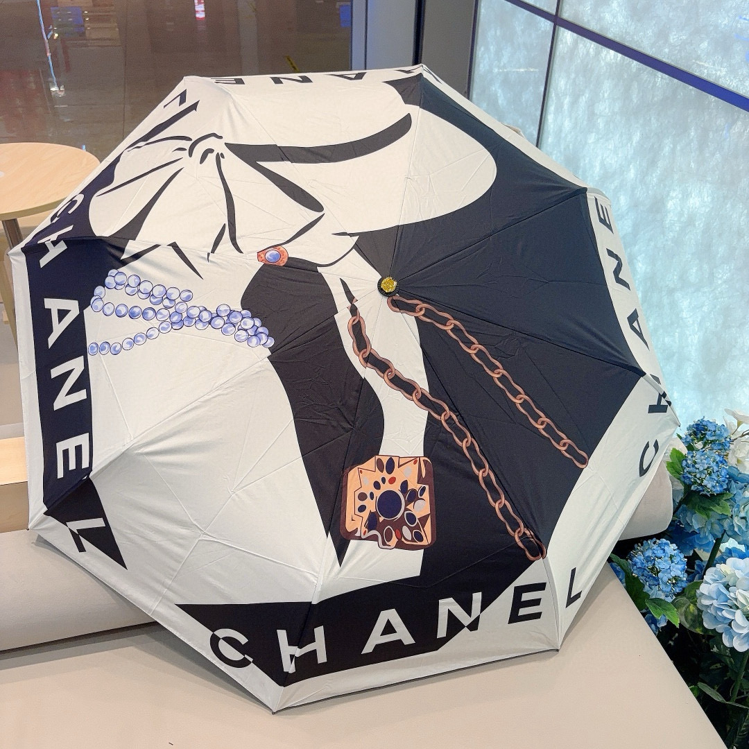  CHANEL（香奈儿）三折自动折叠晴雨伞 集合香奈儿灵魂LOGO为一体的设计风格高雅奢华 带在身上带来