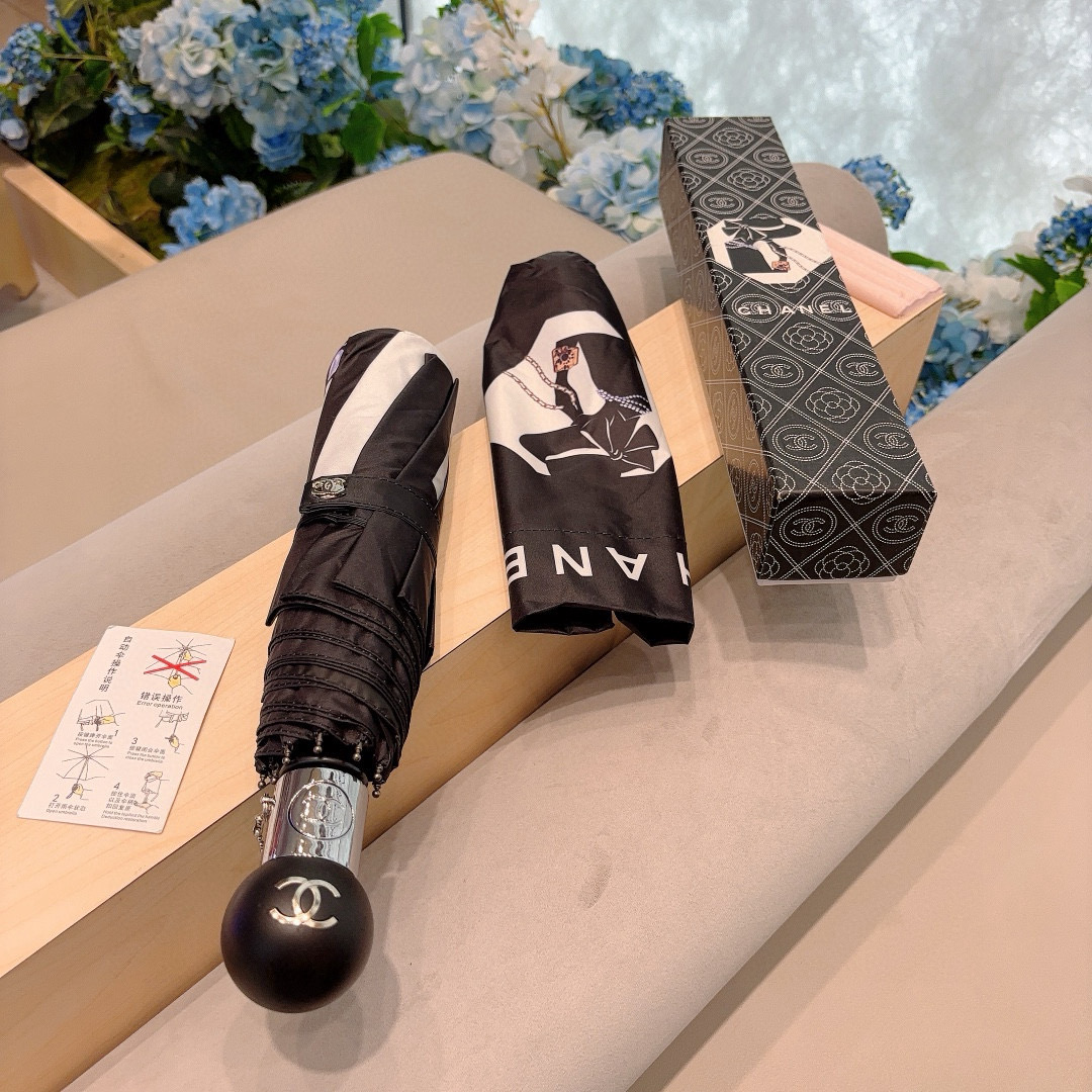 CHANEL（香奈儿）三折自动折叠晴雨伞 集合香奈儿灵魂LOGO为一体的设计风格高雅奢华 带在身上带来