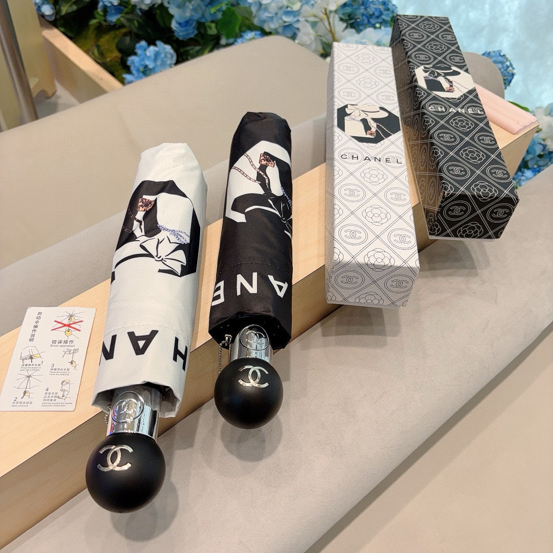  CHANEL（香奈儿）三折自动折叠晴雨伞 集合香奈儿灵魂LOGO为一体的设计风格高雅奢华 带在身上带来