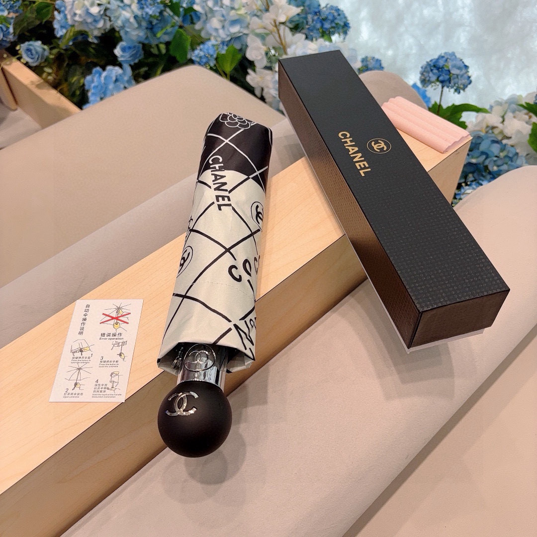  CHANEL（香奈儿）三折自动折叠晴雨伞 集合香奈儿灵魂LOGO为一体的设计风格高雅奢华 带在身上带来