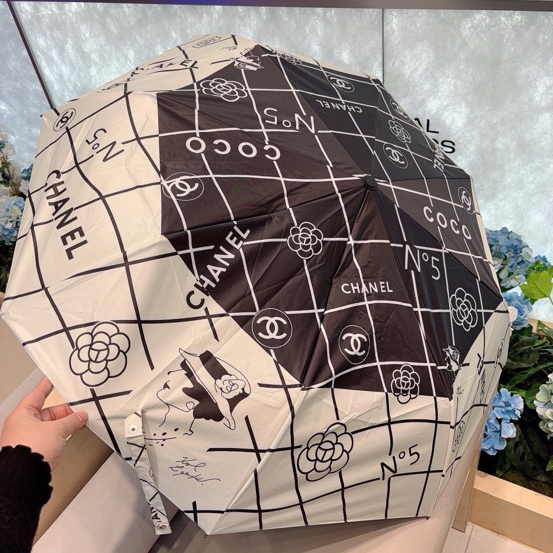  CHANEL（香奈儿）三折自动折叠晴雨伞 集合香奈儿灵魂LOGO为一体的设计风格高雅奢华 带在身上带来