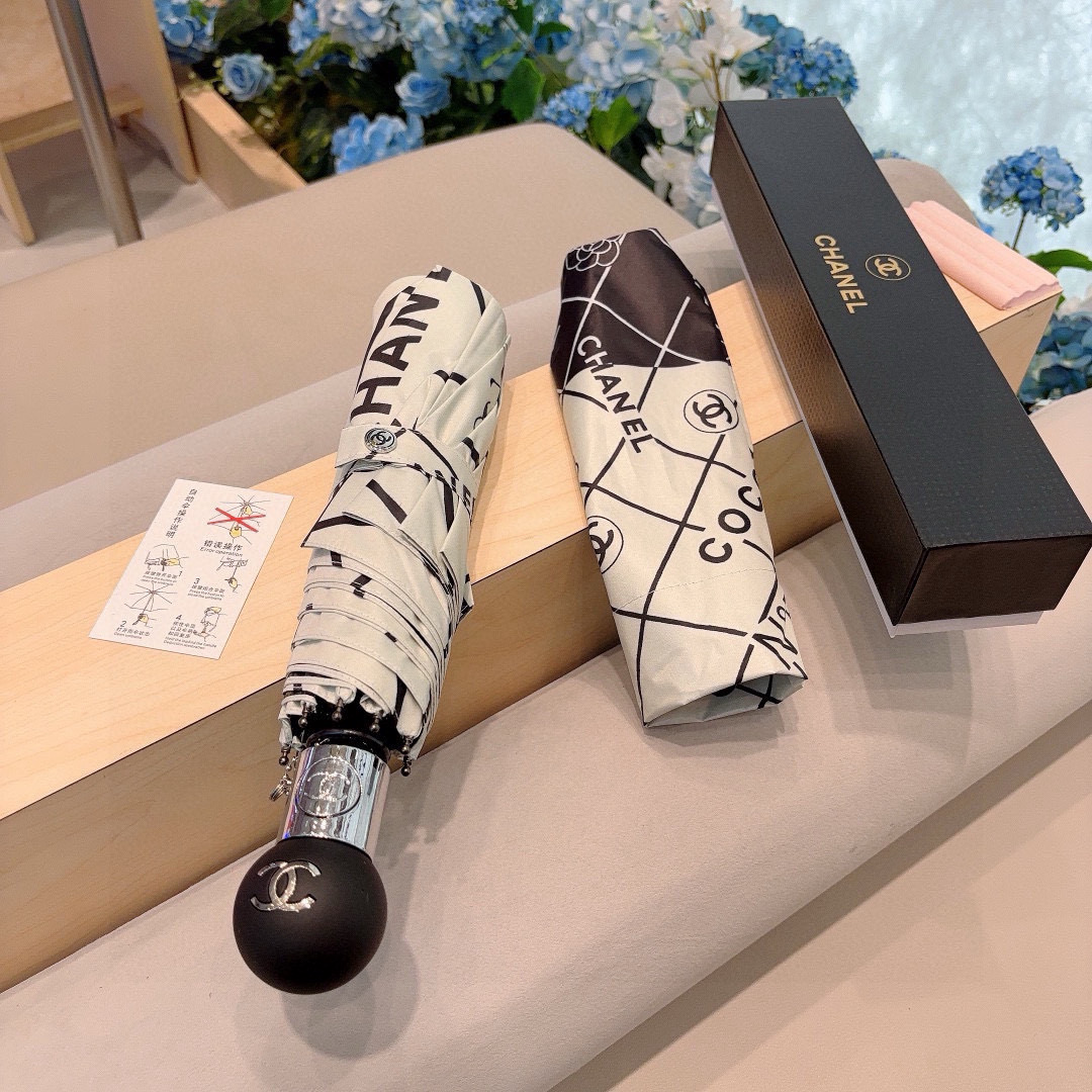  CHANEL（香奈儿）三折自动折叠晴雨伞 集合香奈儿灵魂LOGO为一体的设计风格高雅奢华 带在身上带来