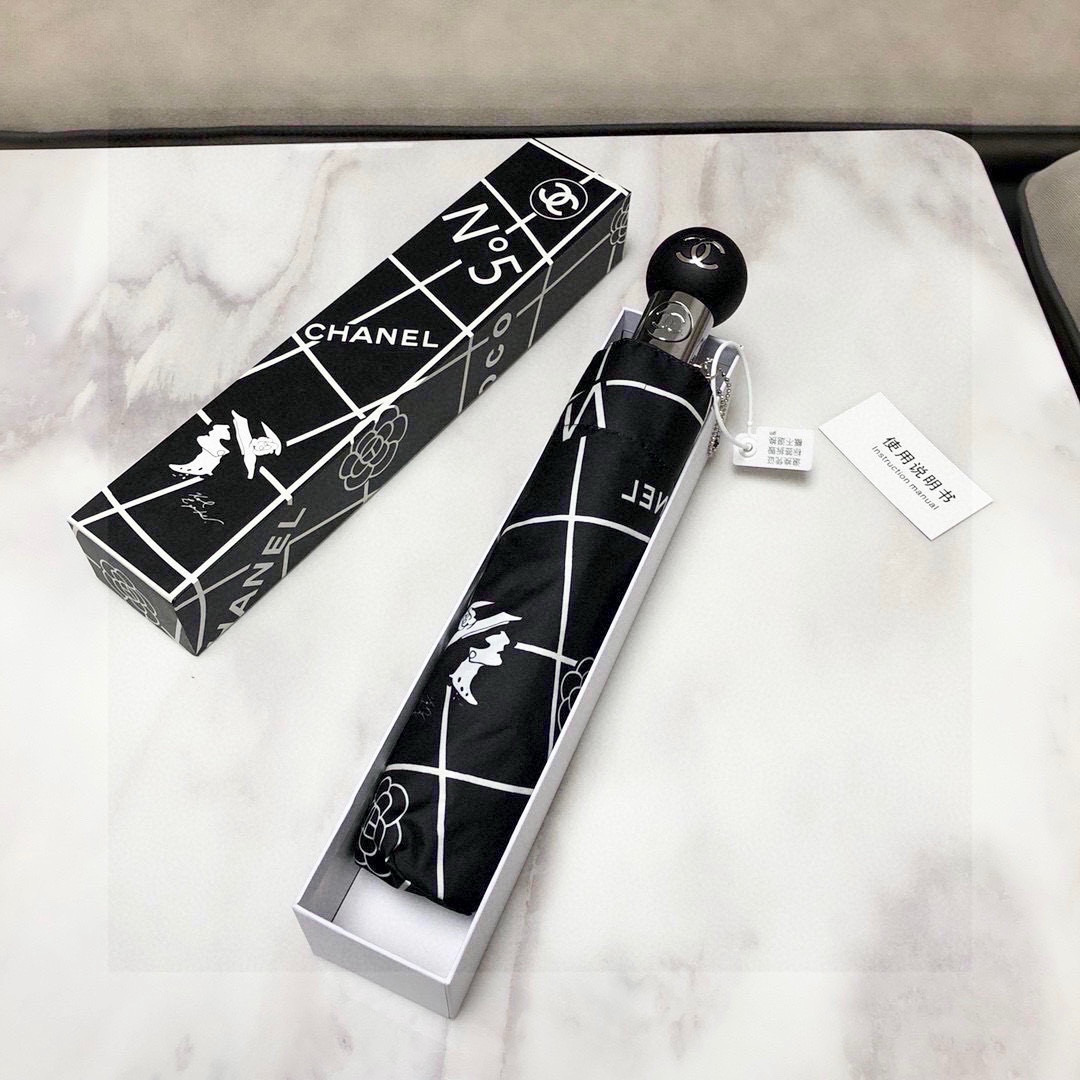  CHANEL（香奈儿）三折自动折叠晴雨伞 集合香奈儿灵魂LOGO为一体的设计风格高雅奢华 带在身上带来