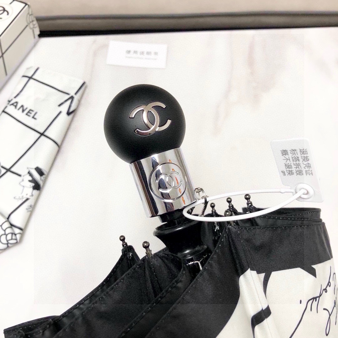  CHANEL（香奈儿）三折自动折叠晴雨伞 集合香奈儿灵魂LOGO为一体的设计风格高雅奢华 带在身上带来