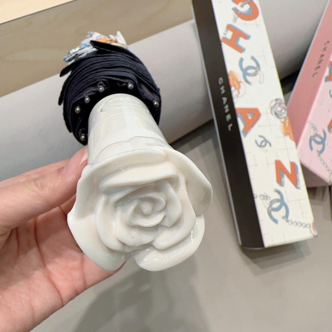  CHANEL（香奈儿） 玫瑰花头手柄 三折自动折叠晴雨伞    阻隔99%直射伞面的紫外线 杜绝夏季晒
