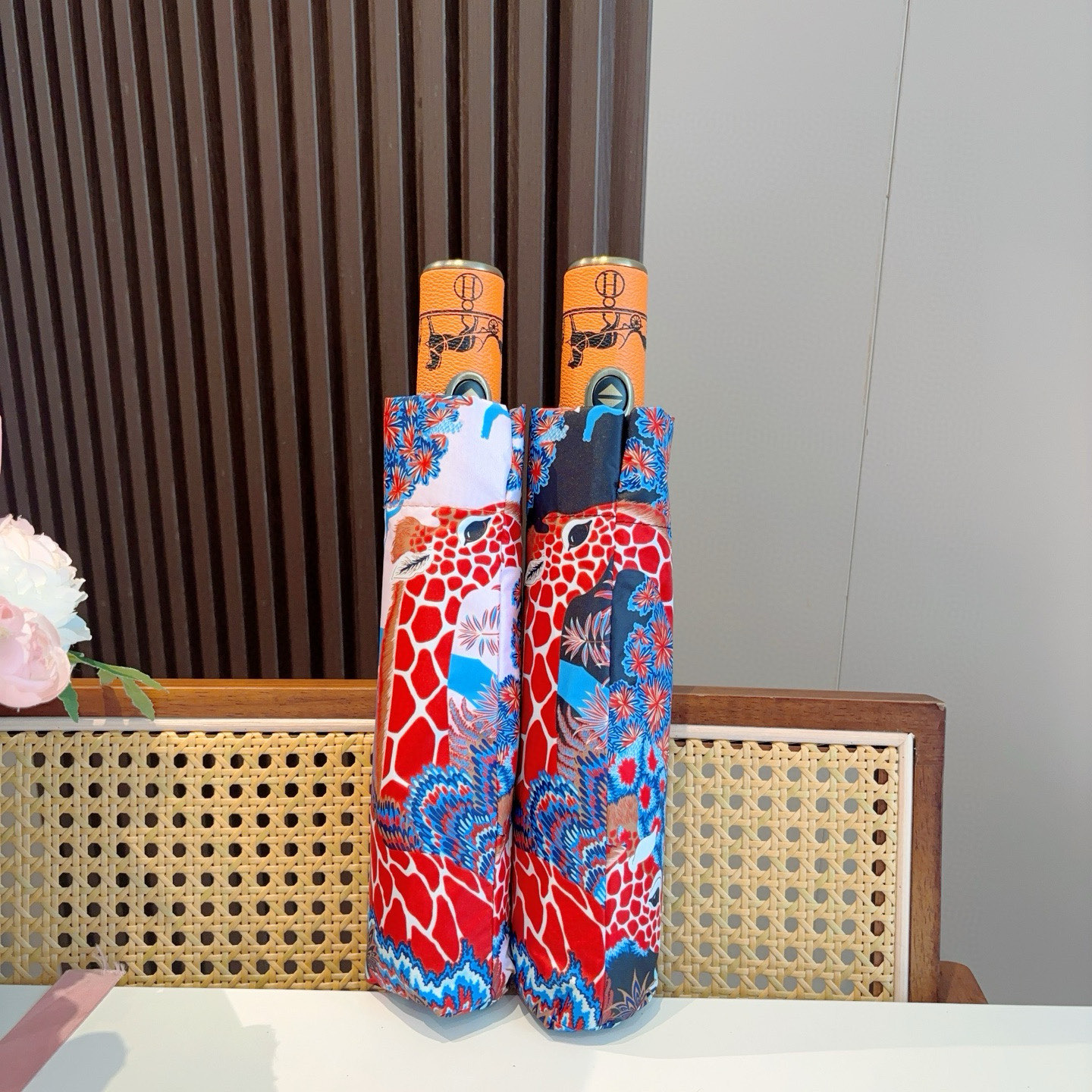 爱马仕（Hermès）   新款 极品H家三折自动伞重磅呈现 以其精湛的工艺技术和源源不断的想像力 新涂
