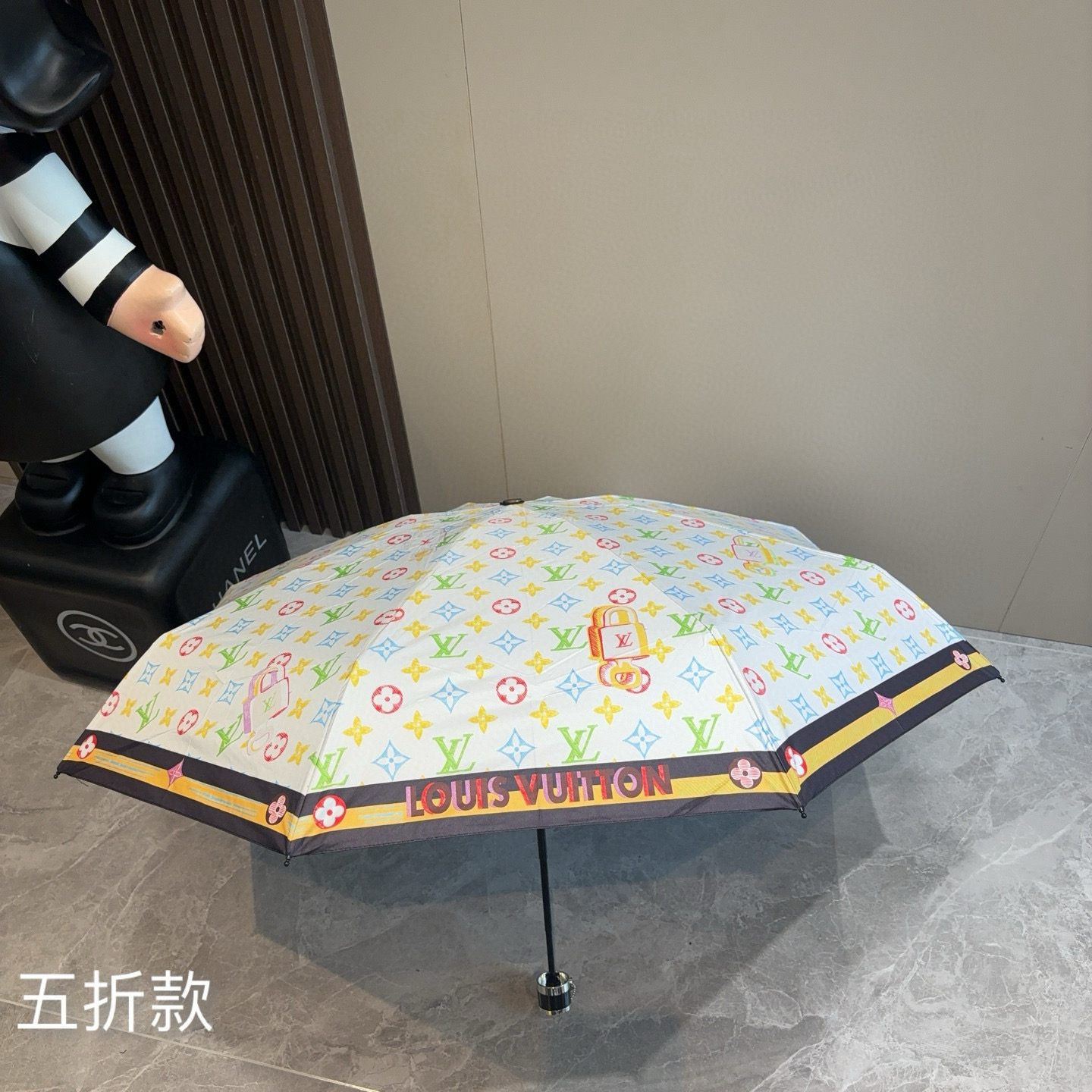 LOUIS VUITTON （路易威登）新款 三折自动折叠晴雨伞 新涂层技术深色伞面 拥有令人惊喜的遮光