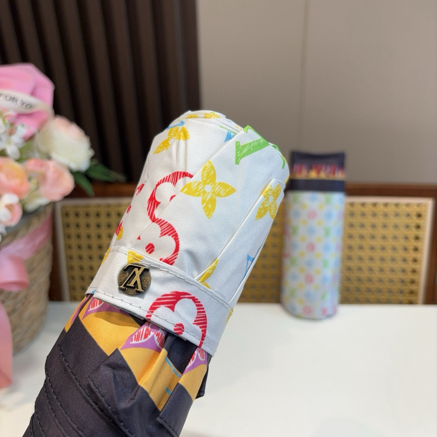 LOUIS VUITTON （路易威登）新款 三折自动折叠晴雨伞 新涂层技术深色伞面 拥有令人惊喜的遮光