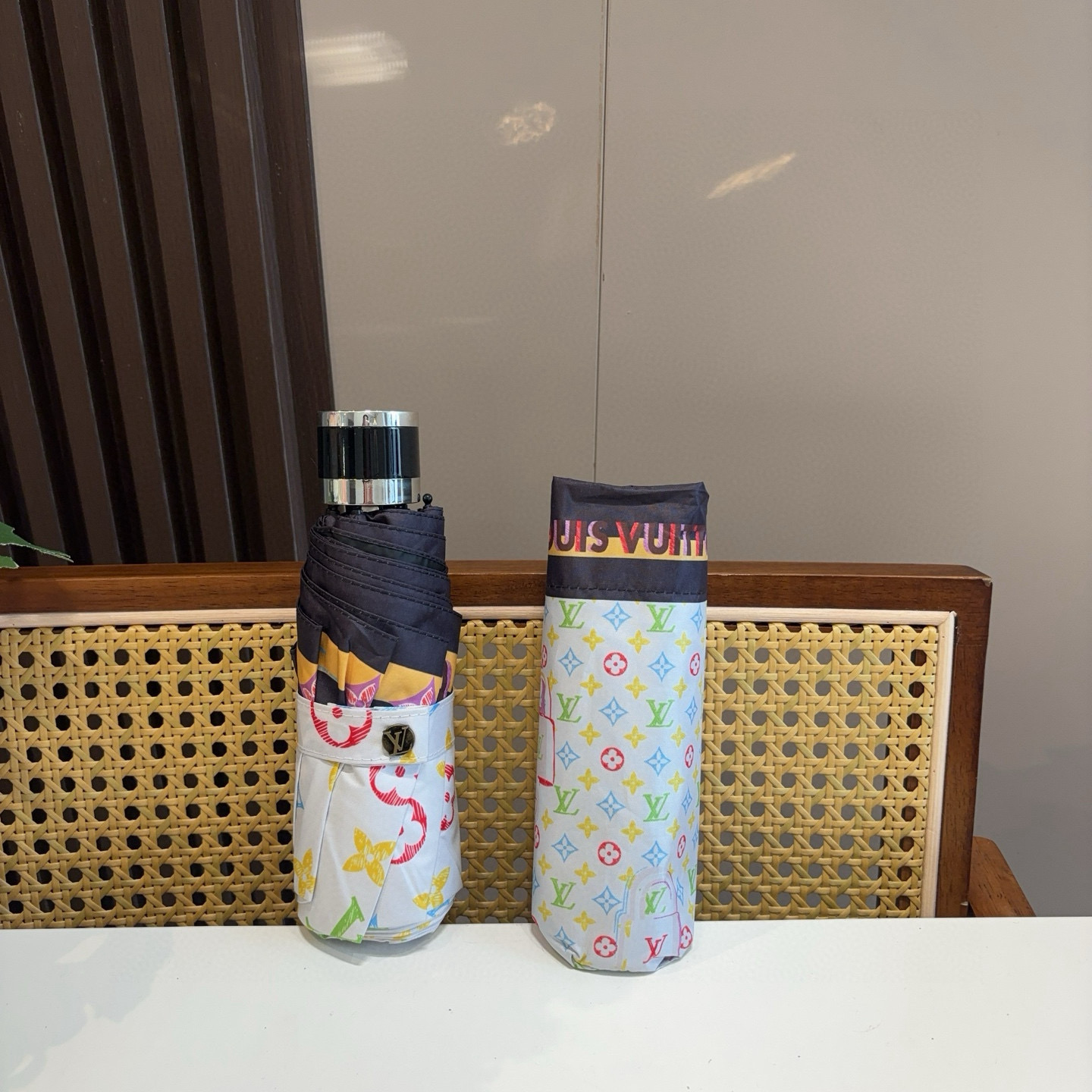 LOUIS VUITTON （路易威登）新款 三折自动折叠晴雨伞 新涂层技术深色伞面 拥有令人惊喜的遮光