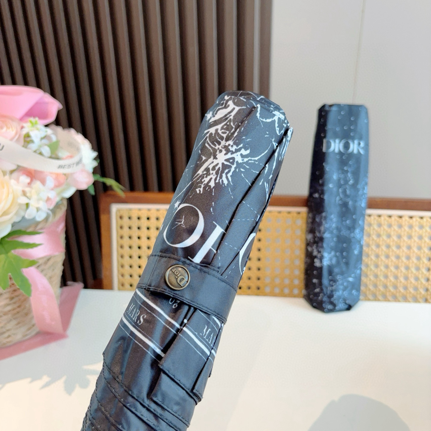  DIOR（迪奥）三折自动折叠晴雨伞  时尚原单代工品质 细节精致 看得见的品质 打破一成不变 色泽纯正