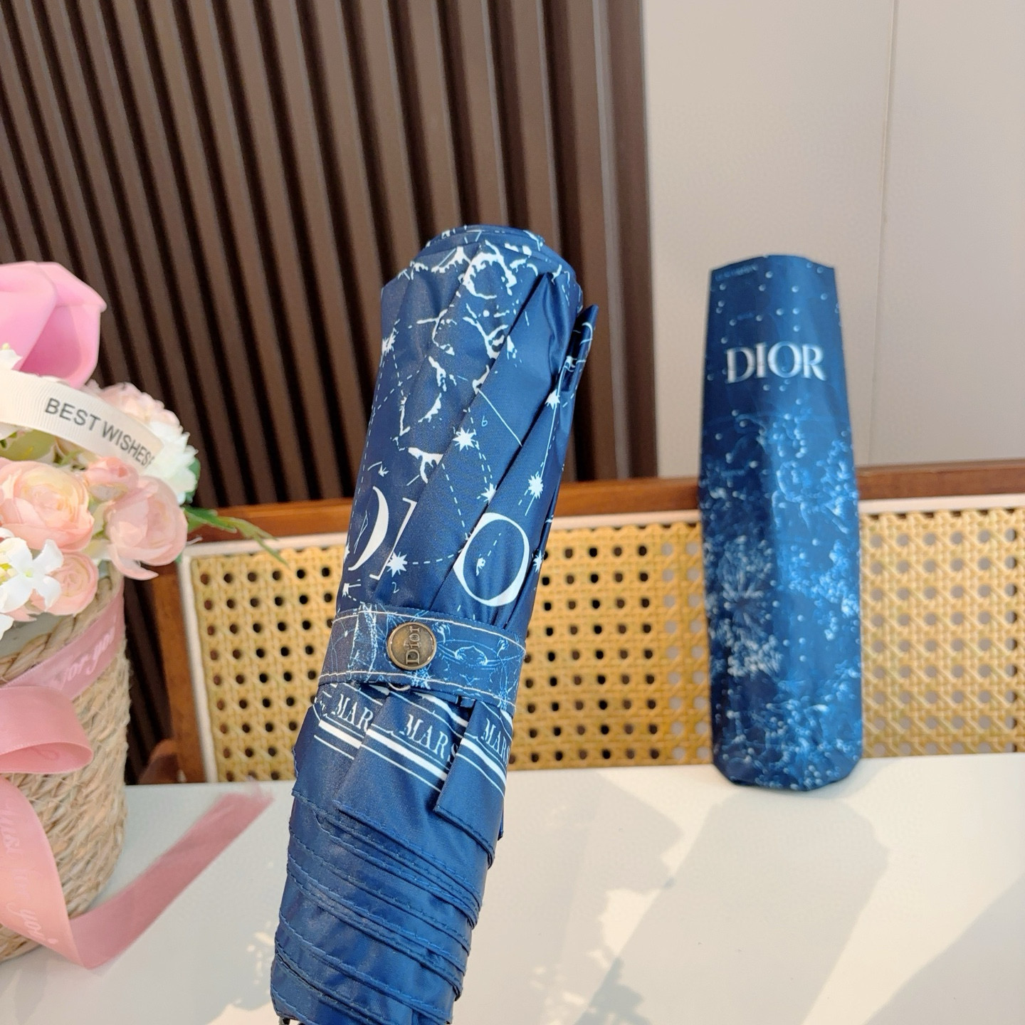  DIOR（迪奥）三折自动折叠晴雨伞  时尚原单代工品质 细节精致 看得见的品质 打破一成不变 色泽纯正