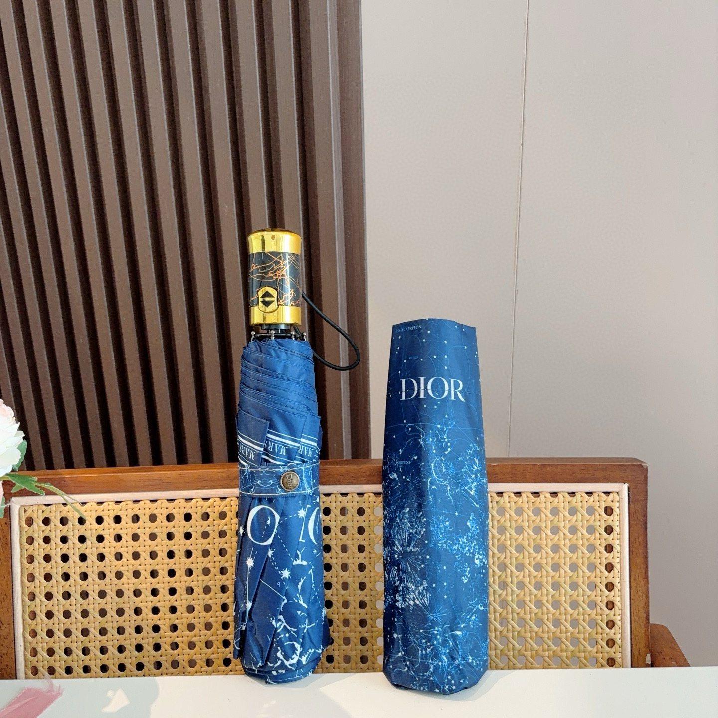  DIOR（迪奥）三折自动折叠晴雨伞  时尚原单代工品质 细节精致 看得见的品质 打破一成不变 色泽纯正