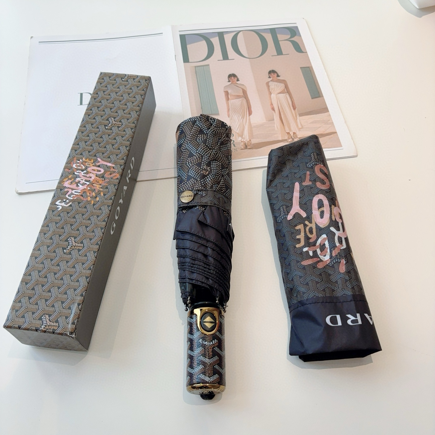  Goyard戈雅  三折自动折叠伞 热卖款 时尚指数爆表 不论晴天雨天使用都相得益彰 拥有它感受风从身