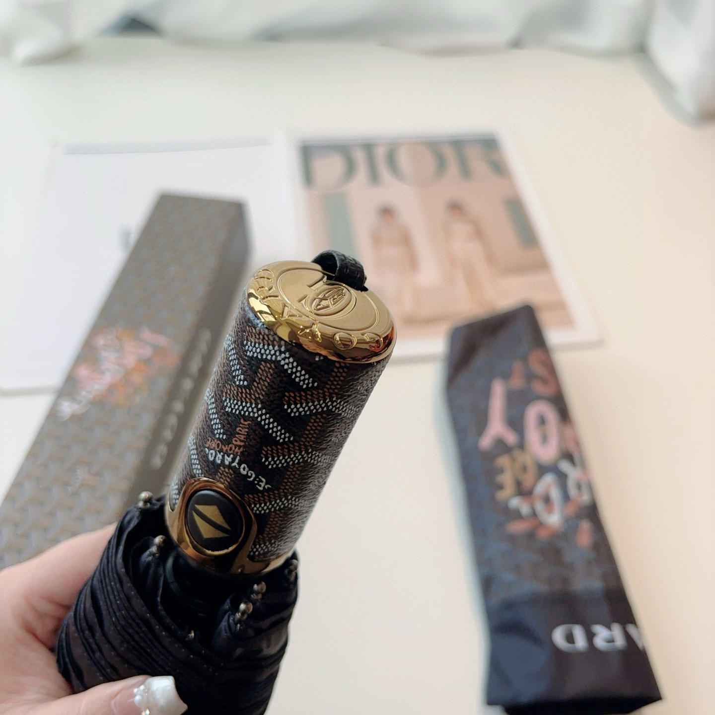  Goyard戈雅  三折自动折叠伞 热卖款 时尚指数爆表 不论晴天雨天使用都相得益彰 拥有它感受风从身