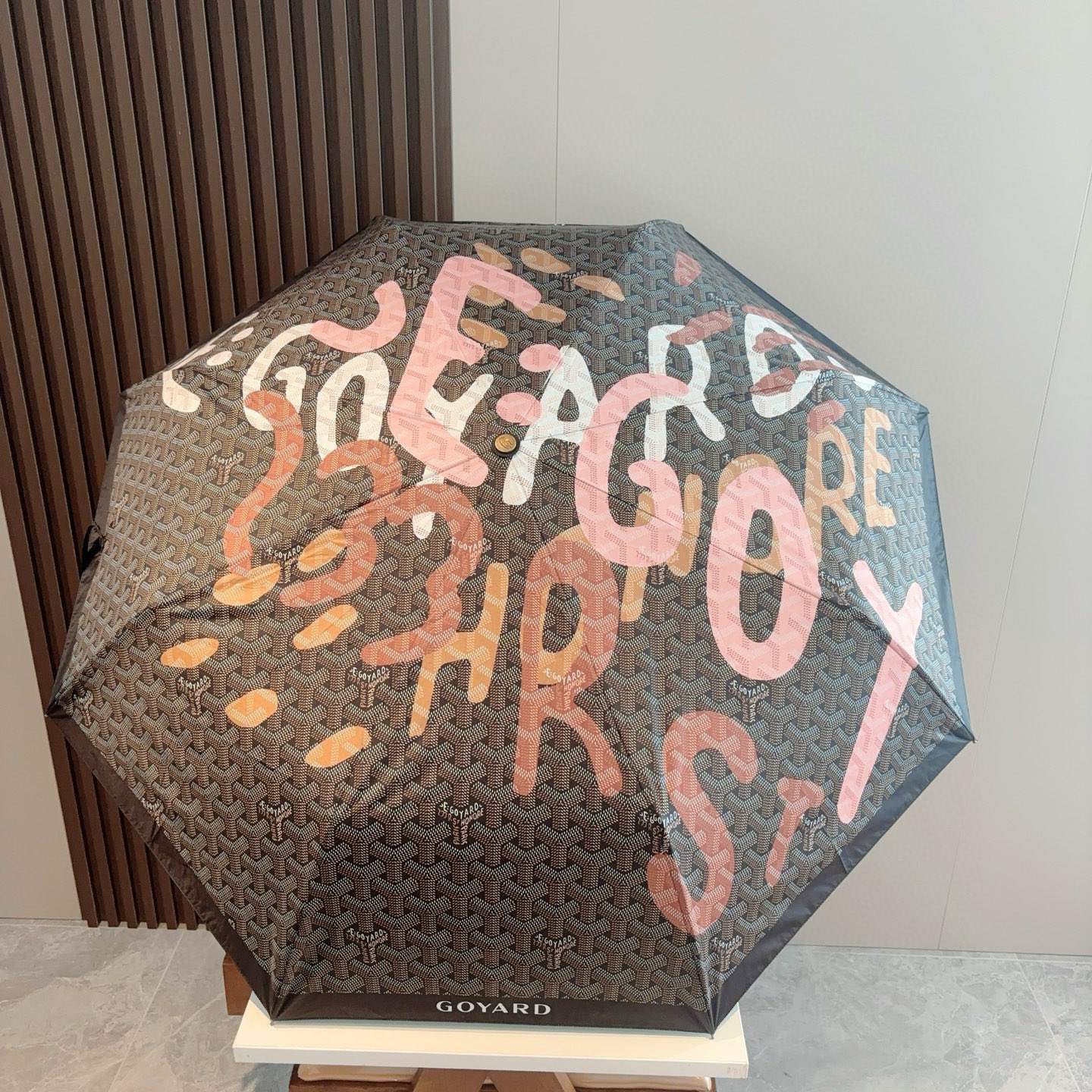  Goyard戈雅  三折自动折叠伞 热卖款 时尚指数爆表 不论晴天雨天使用都相得益彰 拥有它感受风从身