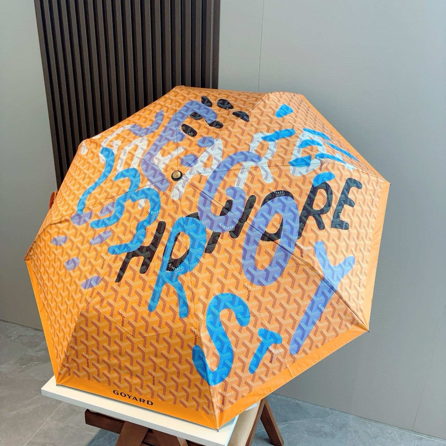  Goyard戈雅  三折自动折叠伞 热卖款 时尚指数爆表 不论晴天雨天使用都相得益彰 拥有它感受风从身