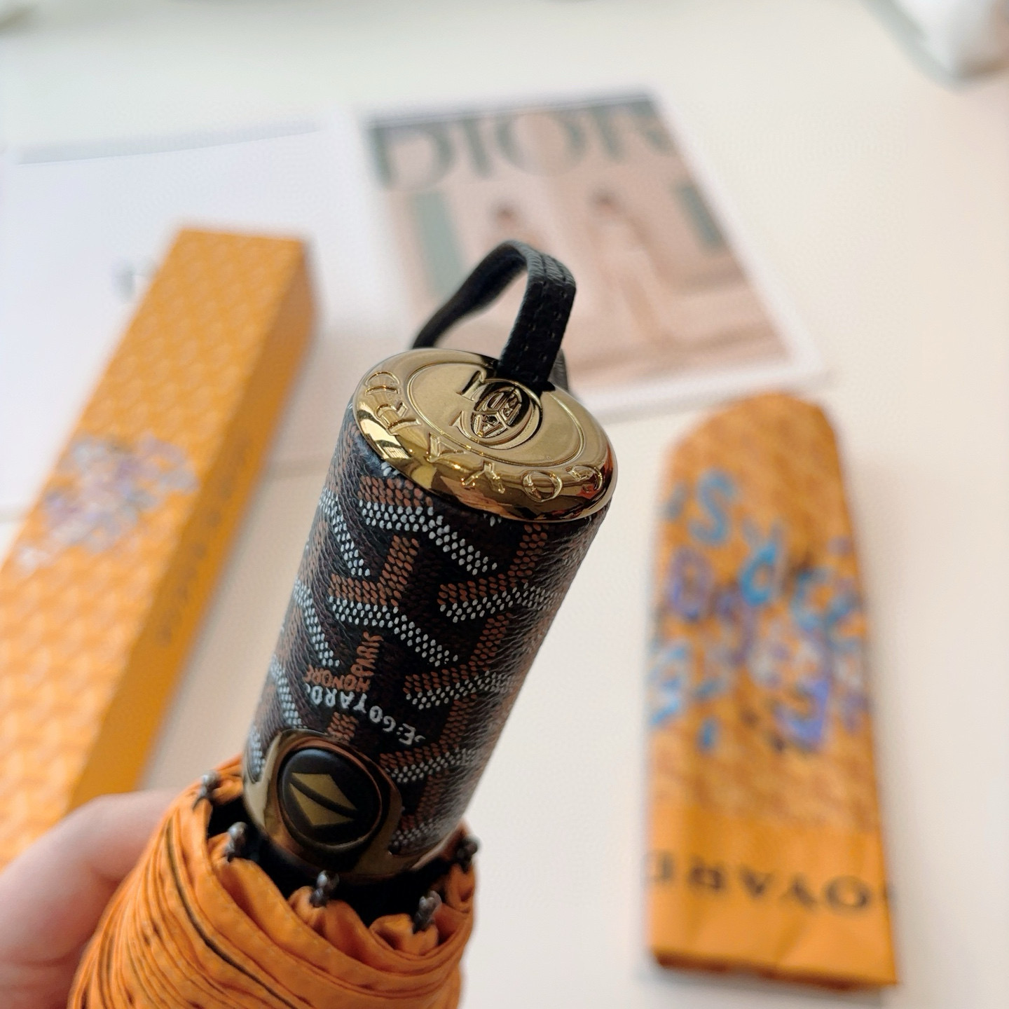  Goyard戈雅  三折自动折叠伞 热卖款 时尚指数爆表 不论晴天雨天使用都相得益彰 拥有它感受风从身