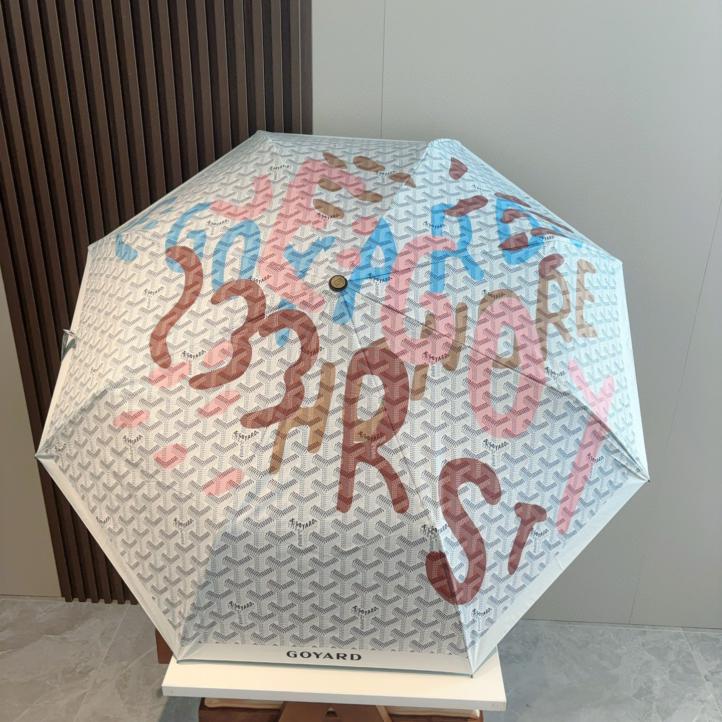  Goyard戈雅  三折自动折叠伞 热卖款 时尚指数爆表 不论晴天雨天使用都相得益彰 拥有它感受风从身