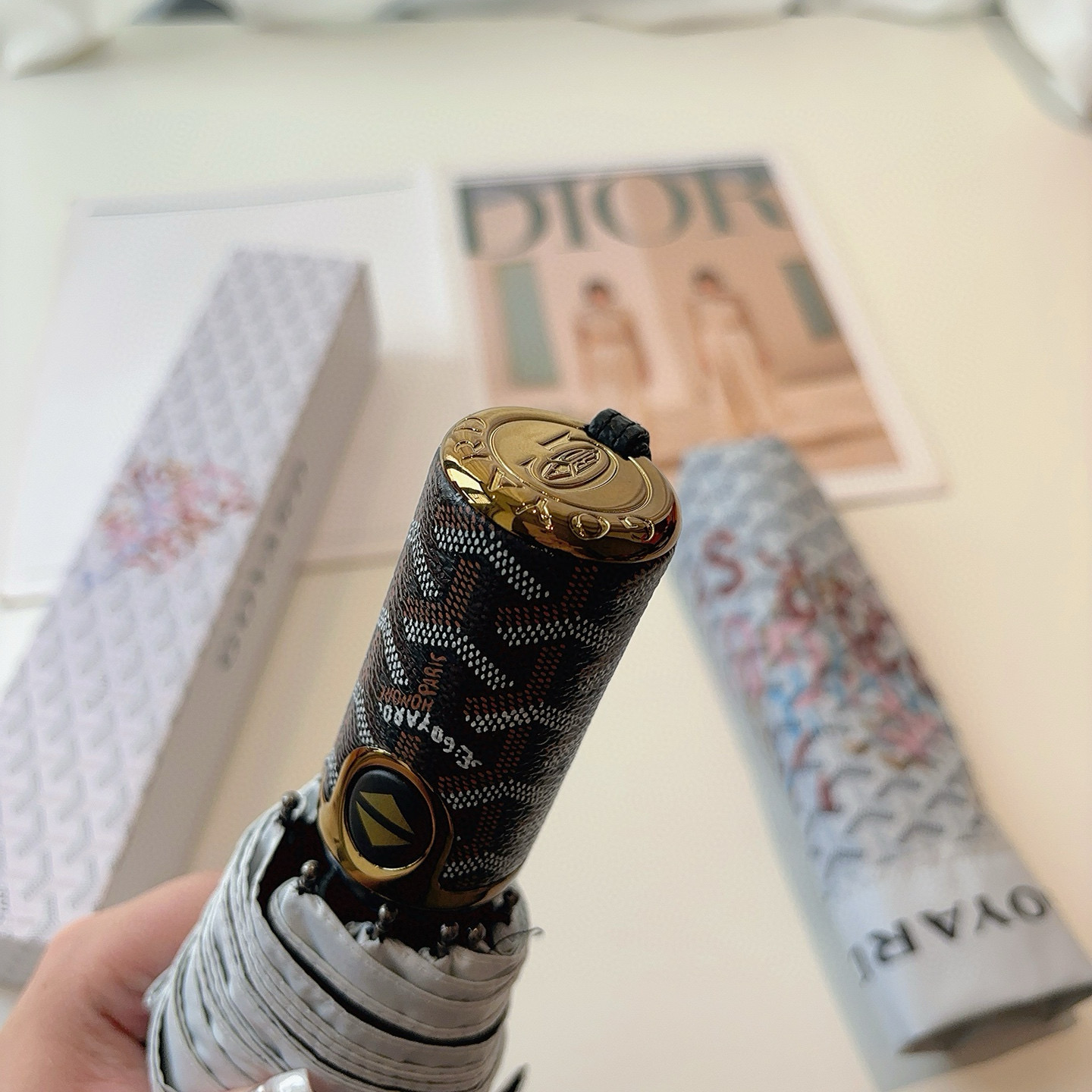  Goyard戈雅  三折自动折叠伞 热卖款 时尚指数爆表 不论晴天雨天使用都相得益彰 拥有它感受风从身