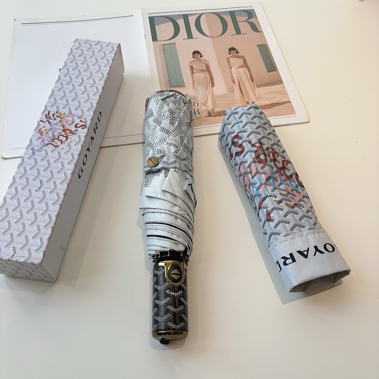  Goyard戈雅  三折自动折叠伞 热卖款 时尚指数爆表 不论晴天雨天使用都相得益彰 拥有它感受风从身