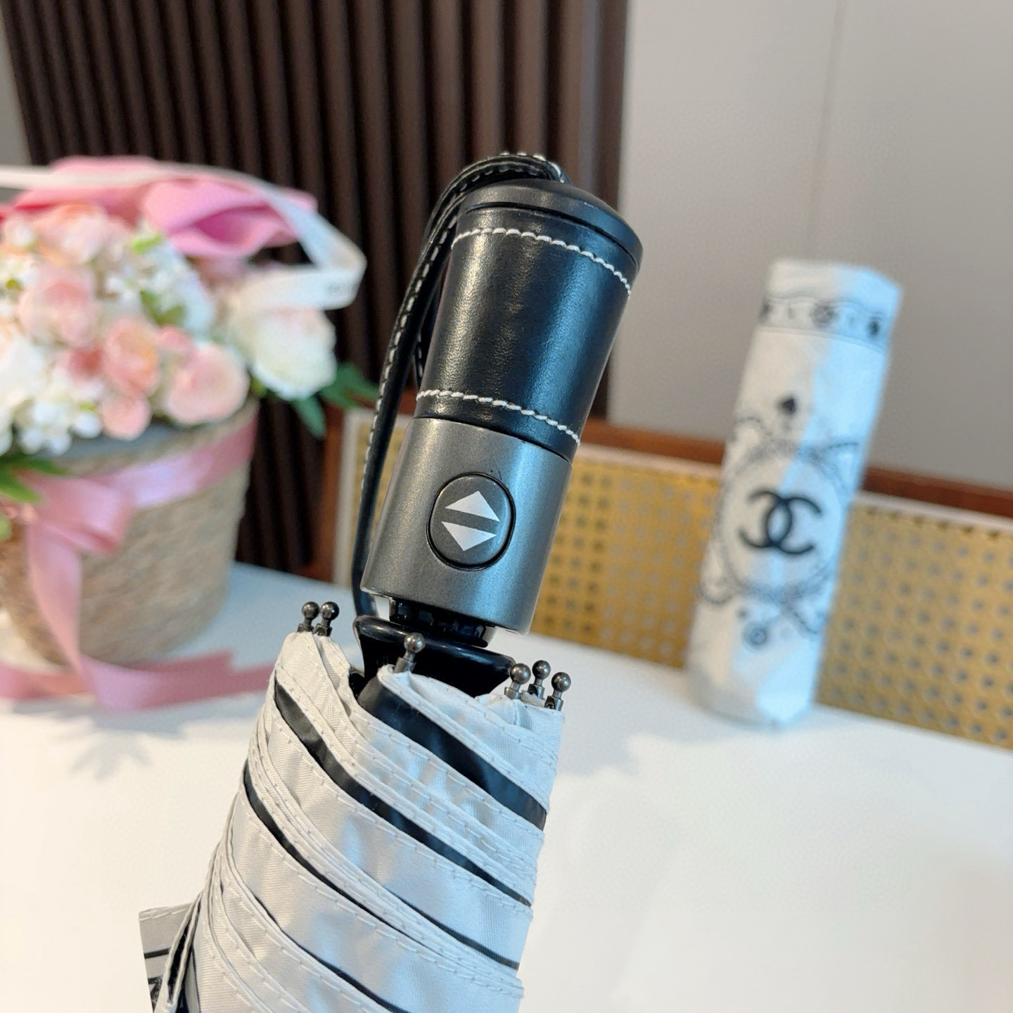  CHANEL（香奈儿）三折自动折叠晴雨伞 选用台湾进口UV防紫外线伞布 原单代工级品质 2色