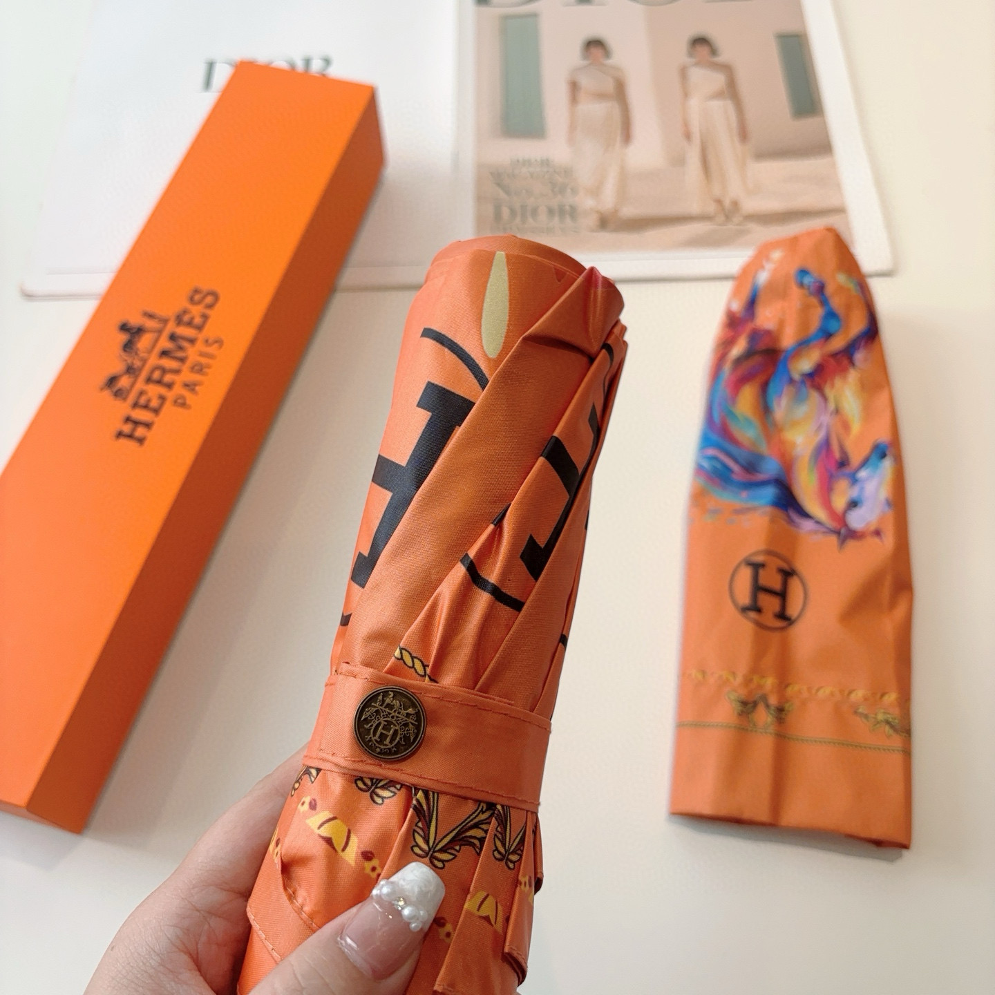 爱马仕（Hermès）   新款 极品H家三折自动伞重磅呈现 以其精湛的工艺技术和源源不断的想像力 新涂