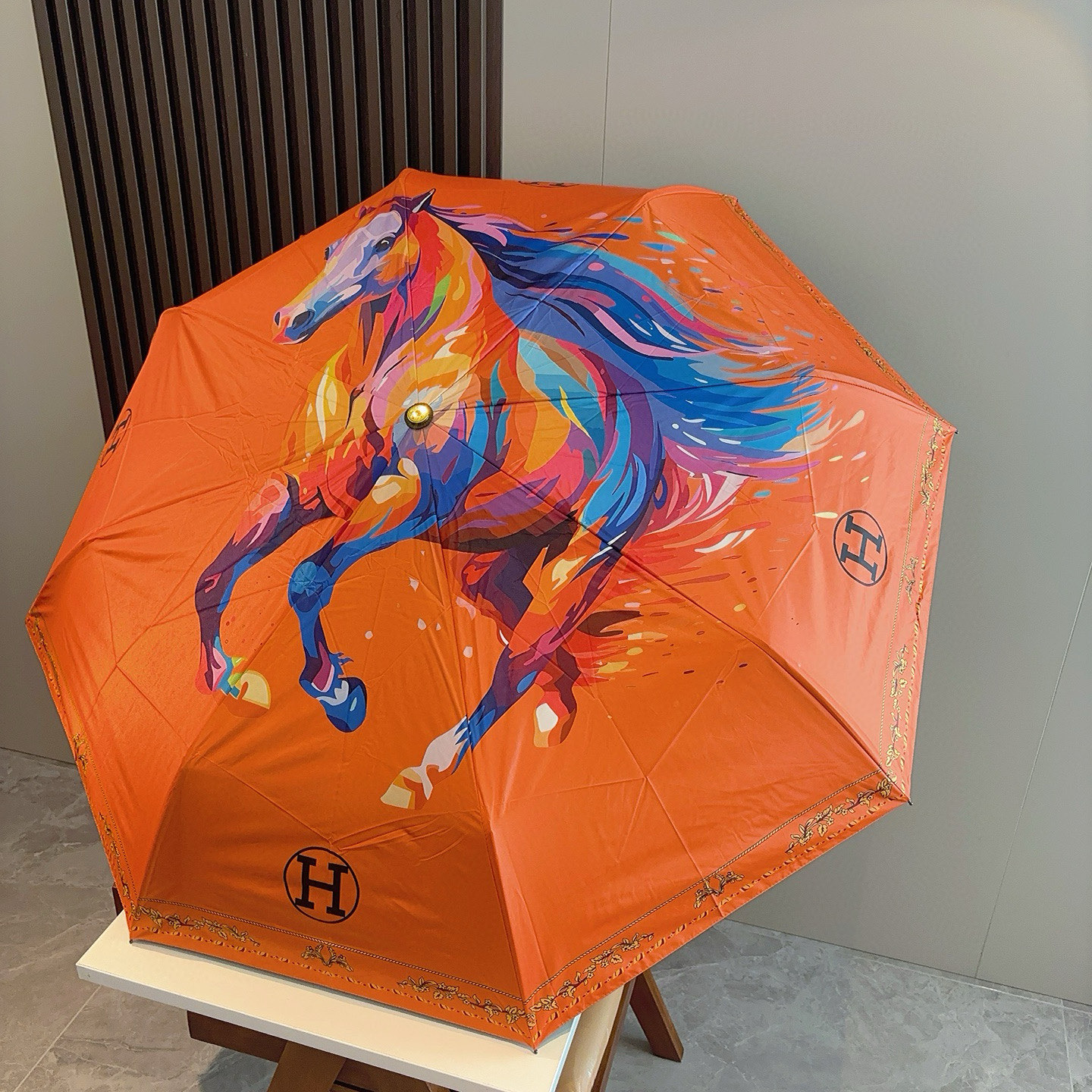爱马仕（Hermès）   新款 极品H家三折自动伞重磅呈现 以其精湛的工艺技术和源源不断的想像力 新涂