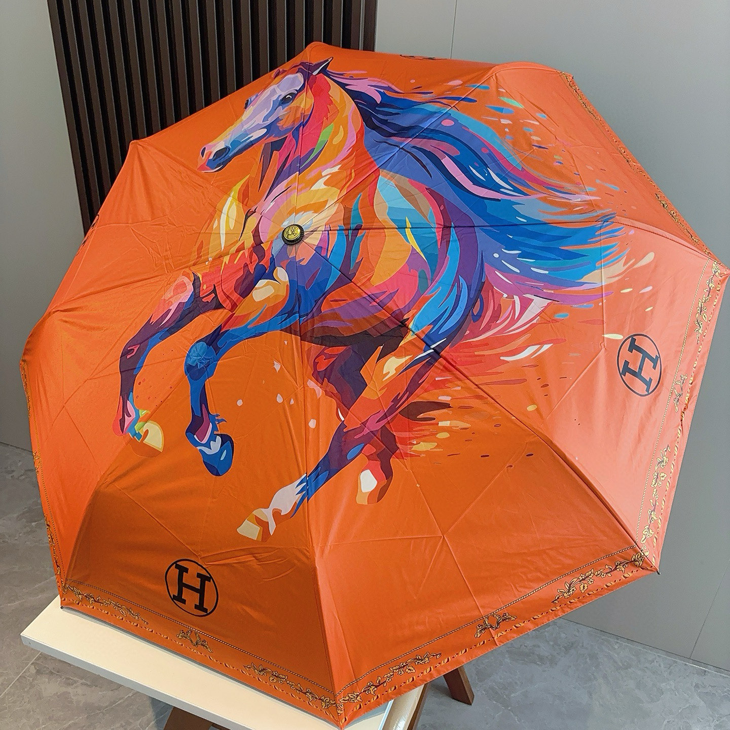 爱马仕（Hermès）   新款 极品H家三折自动伞重磅呈现 以其精湛的工艺技术和源源不断的想像力 新涂