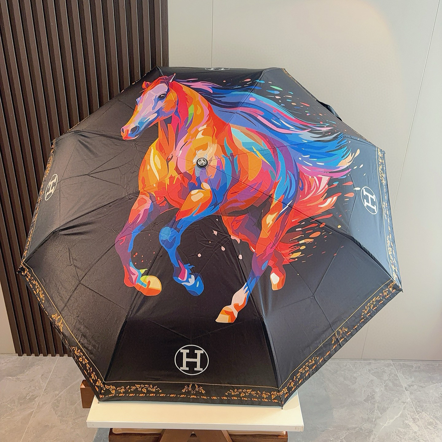 爱马仕（Hermès）   新款 极品H家三折自动伞重磅呈现 以其精湛的工艺技术和源源不断的想像力 新涂