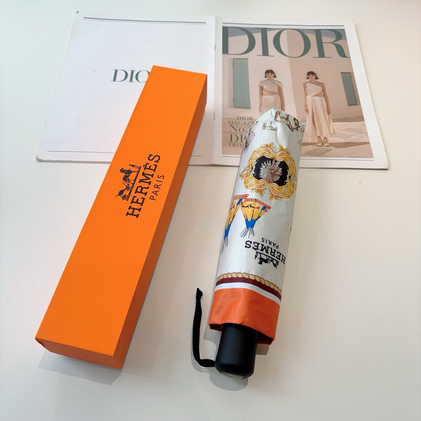 NO:377803,Hermès new model, the best H home 3-fold automatic umbrella is presented with its exquisite craftsmanship and continuous imagination, bringing surprising light-shading effects, refreshing travel, even on rainy days, you can enjoy the most elegant umbrella parasol sun umbrellas, umbrellas, hermes, hermes, umbrellas19860909爱马仕（Hermès）新款 极品H家三折自动伞重磅呈现 以其精湛的工艺技术和源源不断的想像力 带来令人惊喜的遮光效果 清爽出行 即使是在下雨的日子里,也能享受最优雅的漫雨伞遮阳伞太阳伞,雨伞,hermes,hermes,umbrellas,accessory