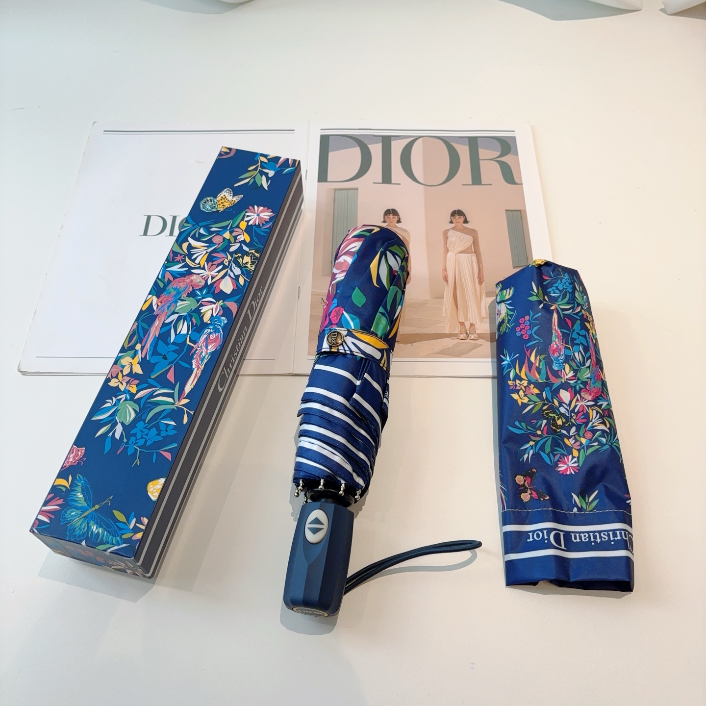  DIOR（迪奥）三折自动折叠晴雨伞  时尚原单代工品质 细节精致 看得见的品质 打破一成不变 色泽纯正