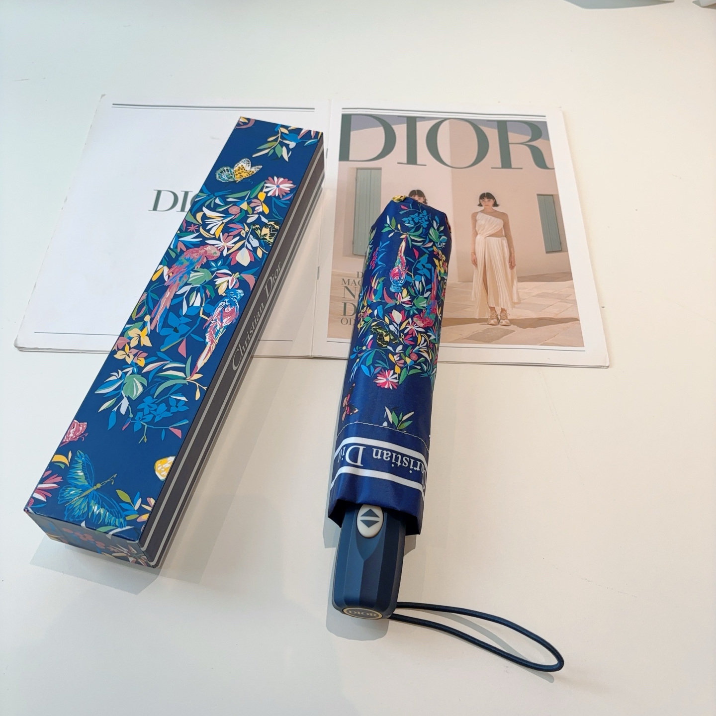 DIOR（迪奥）三折自动折叠晴雨伞  时尚原单代工品质 细节精致 看得见的品质 打破一成不变 色泽纯正
