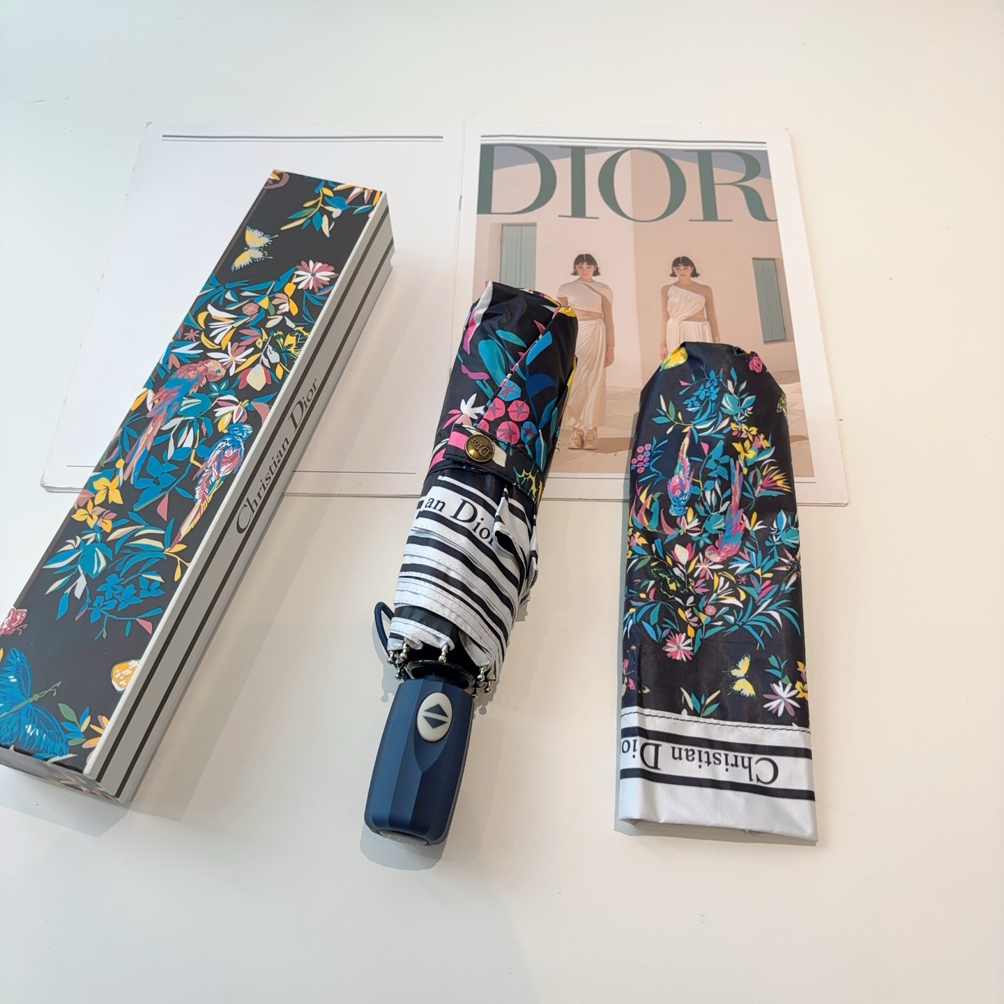  DIOR（迪奥）三折自动折叠晴雨伞  时尚原单代工品质 细节精致 看得见的品质 打破一成不变 色泽纯正
