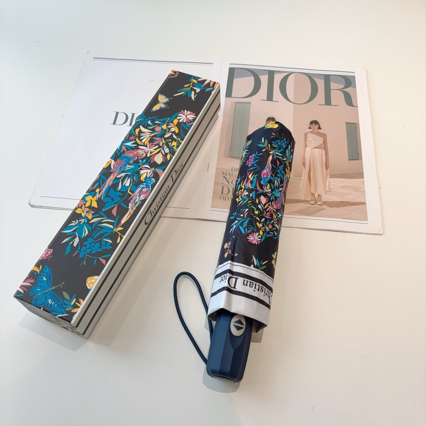 DIOR（迪奥）三折自动折叠晴雨伞  时尚原单代工品质 细节精致 看得见的品质 打破一成不变 色泽纯正