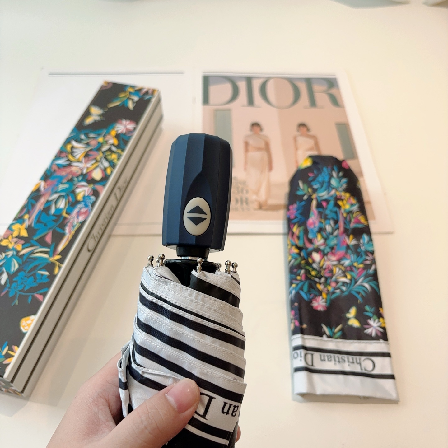  DIOR（迪奥）三折自动折叠晴雨伞  时尚原单代工品质 细节精致 看得见的品质 打破一成不变 色泽纯正