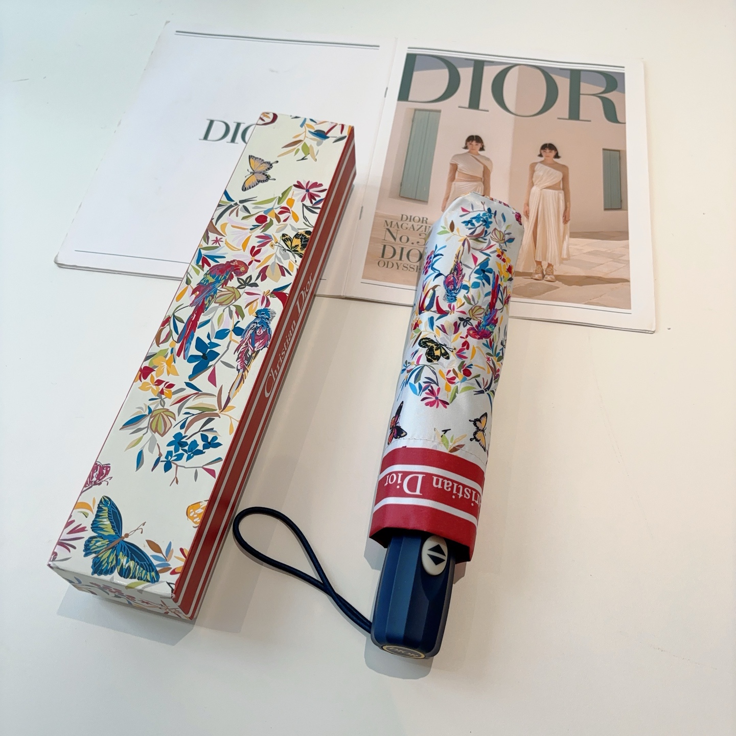  DIOR（迪奥）三折自动折叠晴雨伞  时尚原单代工品质 细节精致 看得见的品质 打破一成不变 色泽纯正