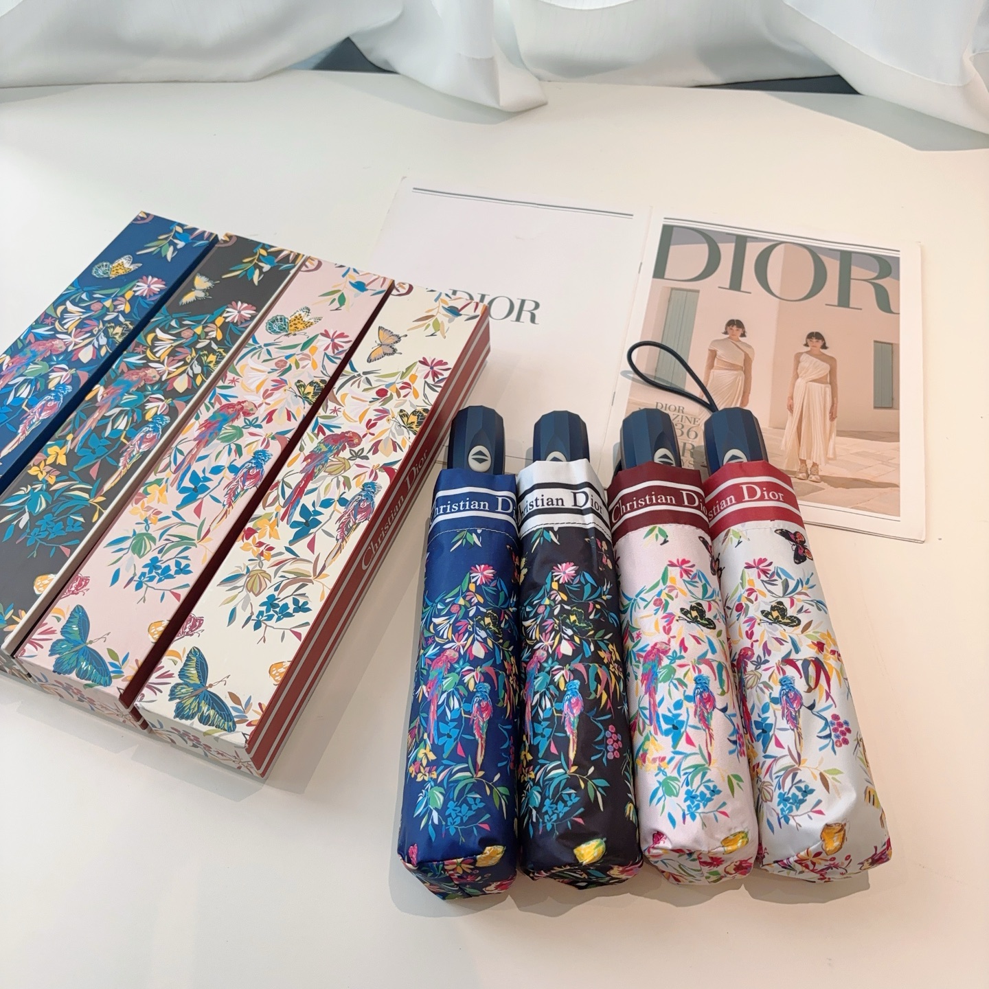 DIOR（迪奥）三折自动折叠晴雨伞  时尚原单代工品质 细节精致 看得见的品质 打破一成不变 色泽纯正