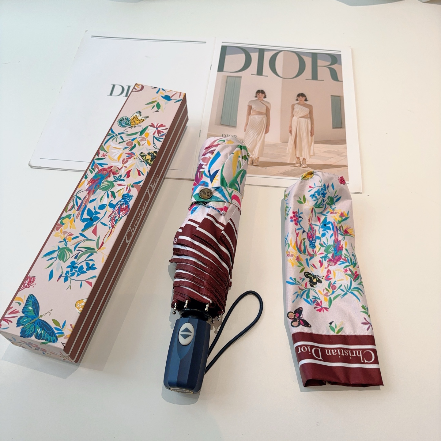  DIOR（迪奥）三折自动折叠晴雨伞  时尚原单代工品质 细节精致 看得见的品质 打破一成不变 色泽纯正