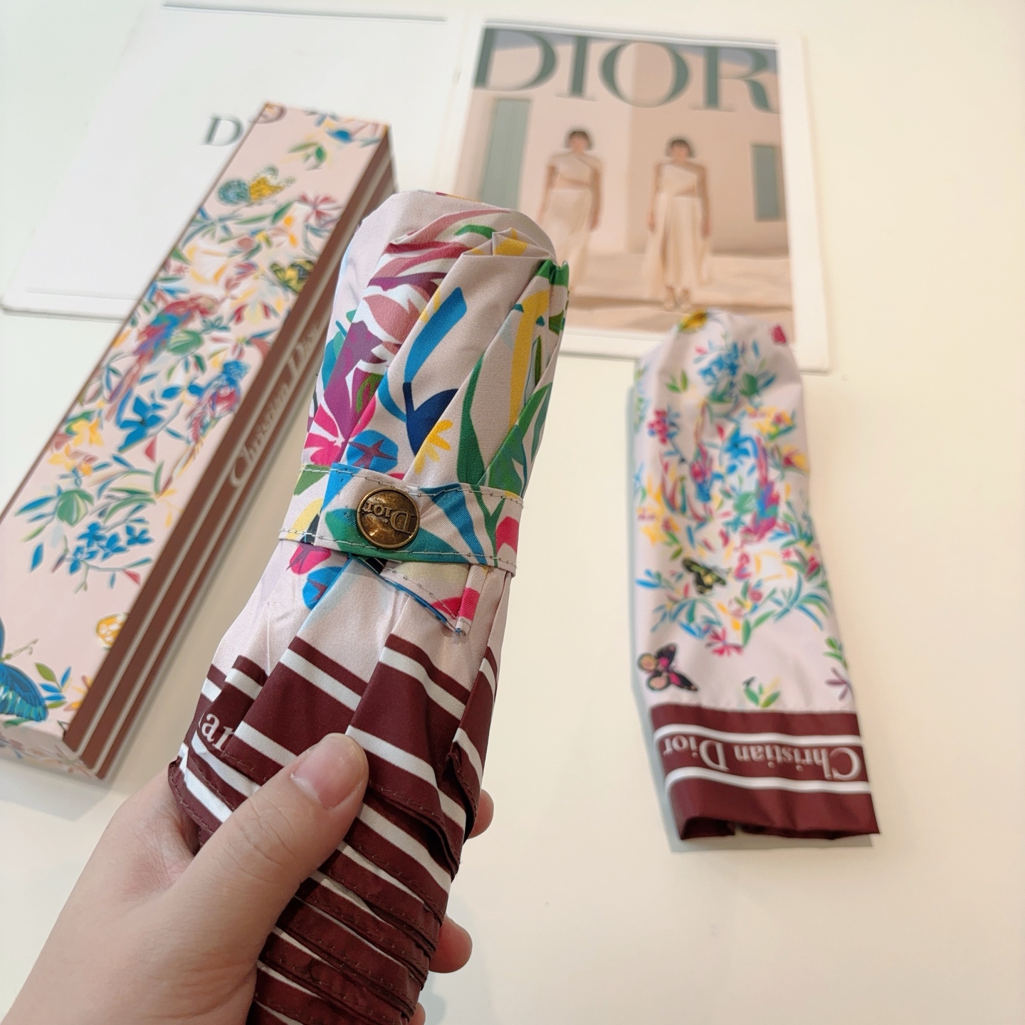  DIOR（迪奥）三折自动折叠晴雨伞  时尚原单代工品质 细节精致 看得见的品质 打破一成不变 色泽纯正
