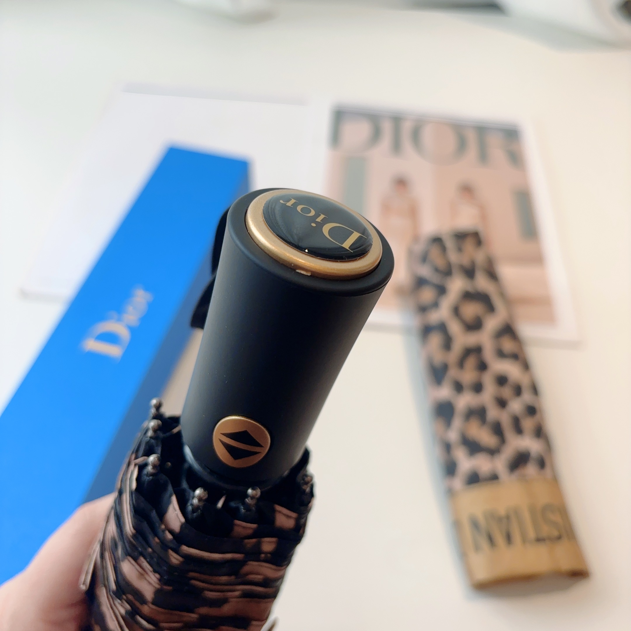  DIOR（迪奥）三折自动折叠晴雨伞  时尚原单代工品质 细节精致 看得见的品质 打破一成不变 色泽纯正